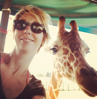 #belenhorasdeluz
Y rematando aquella pregunta de ¿si fueras un animal que animal serías? Aquí yo con mi amiga la jirafa, una de las favoritas de mis hijos pero es la simpatica de las simpáticas, con súper buen rollo, eso si, un poco besucona con cara de loca! ( la jirafa y yo)😂😆
.
.
.
XoXo Belén Horasdeluz
Www.hdl-studio.com
#designinginthejungle🐒.
.
#hdlstudio #byhorasdeluz #designerslife
#happyhomestyle #creatingbeautifulspaces #junglechicstyle #arquitecturaemocional
#interiorexperiences #happydesign #makingspaces #emotionaldesign #neurodesign