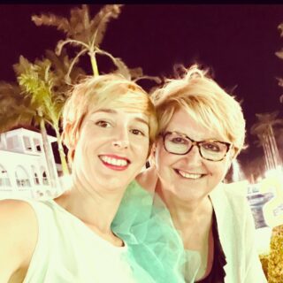 Hoy es día de celebrar a la madre que me pario!!! 🤟🏼🤟🏼
porque hoy mi mamá cumplió 70 añazos ya!! Y de esta guisa!! Wapa cómo ella sola, con la mayor impaciencia del mundo (el cual no puedo negar que lo he heredado.).Con mala leche como las madres españolas, (también conmigo). De esas personas que lo dan todo sin pestañear, que la gente quiere y admira porque tiene una energía bonita. Orgullosa de parecerme a ella en muchas cosas, y diferentes en las demás, como el limón y la sal. Nos gritamos como las López sabemos hacer, xq en casa se habla así, gritando, porque nos keremos😂😂 y no nos aguantamos nada.
Ella la mas grande a la que debo el estar agradecida, por traerme, quererme, apoyarme y estar ahí siempre a mi lado en este mundo. Feliz cumpleaños, feliz vuelta al sol. Te quiero un montón!! Y aún nos quedan muchas vueltas y viajes juntas!!
Viva la madre que me pario! 😘😘
.
.
.
#amimadre #lamasbonita