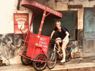 #belenhorasdeluz
Una de mis fotos favoritas sin duda, no solo por lo divertida sino por lo que representa. El ir corriendo, el ir a marchas forzadas con ese carrito lleno de creatividad, con ese carrito de Si, yo me ocupo, con ese carrito de urgente… No somos urgentes, no tenemos que tener prisa, otro año se nos viene encima y no hemos aprendido nada, seguimos corriendo todos, yo, tu, el de al lado… todos hacia una meta pero de vez en cuando hay q bajarse del carrito de los helados y revisar, observar y comerse el helado tranquilo sin miedo a que se derrita! Porque de esa manera igual descubres que sabe mejor de lo que lo recordabas.
.
.
Buenas noches, buenos días para ti también.
xoxo
Belen horasdeluzWww.hdl-studio.com
#designinginthejungle🐒.
.
#hdlstudio #byhorasdeluz #designerslife
#happyhomestyle #creatingbeautifulspaces #junglechicstyle #arquitecturaemocional
#interiorexperiences #happydesign #makingspaces #emotionaldesign #neurodesign