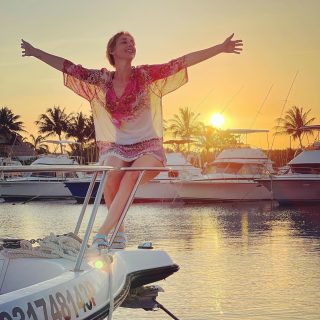 #belenhorasdeluz
Dicen que si en la vida te da limones haz limonada… yo creo que mejor que esperar a que te los den, los plantas tu, los riegas los cuidas y esperas a que ese árbol de un millón de ellos. Que con ellos te pases la limonada por alto y pidas sal y tekila como dicen en México.
Este mes agradecida con la vida, con los árboles  que he ido plantando y que poco a poco empiezan a dar frutos para tomarme un tekila con los míos.
Hay que disfrutar al máximo y eso con una sonrisa se hace mejor.
Este mes me estoy dando cuenta de que muchos de mis mejores amigos son Virgo, los mas locos, con los que mas me rio, los mas extravagantes y los que mas saben saborear el mundo con los limones que tienen. Feliz cumpleaños a todos ellos, y en especial al hombre de mi casa mi súper Otto que no puede ser más Virgo! 😜
.
.
.XoXo Belén Horasdeluz
Www.hdl-studio.com
#designinginthejungle🐒.
.
#hdlstudio #byhorasdeluz #designerslife
#happyhomestyle #creatingbeautifulspaces #junglechicstyle #arquitecturaemocional
#interiorexperiences #happydesign #makingspaces #emotionaldesign #neurodesign #thanksuniverse